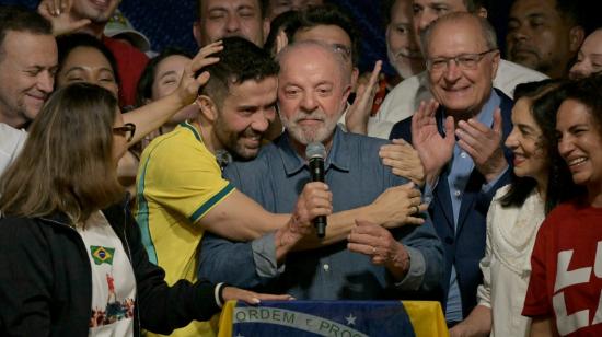 El presidente de Brasil y candidato a la reelección Luiz Inácio Lula da Silva (centro), reacciona tras conocer los primeros resultados de la segunda vuelta de las elecciones presidenciales, en São Paulo, Brasil, el 25 de octubre de 2026.