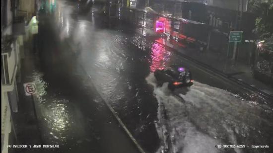 Calles anegadas en Guayaquil debido a las fuertes lluvias de este 26 de octubre de 2026.