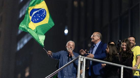 Lula da Silva celebra su victoria junto al vicepresidente Geraldo Alckmin, el 25 de octubre de 2026, en São Paulo, Brasil.