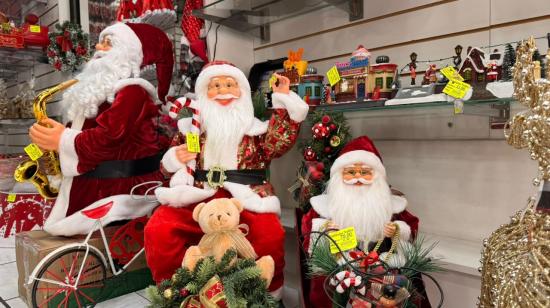 Figuras de Papá Noel en un local comercial en el Centro de Quito, 26 de octubre de 2026.