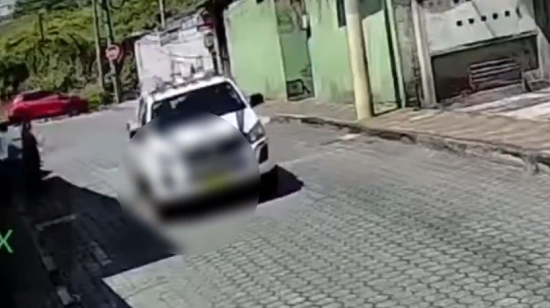El vehículo de la AMT que atropelló a un perro en Quito, 26 de octubre de 2026.