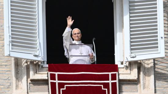 El papa León XIV saluda a la multitud desde la ventana del palacio apostólico que da a la plaza de San Pedro, tras dirigir el rezo dominical del Ángelus en el Vaticano el 25 de octubre de 2026.