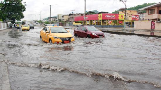 Sectores de Guayaquil quedaron anegados tras el fuerte aguacero del lunes 19 de octubre de 2026.