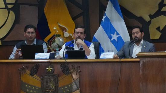 El prefecto del Guayas, Carlos Encalada, preside la sesión del COE provincial para evaluar los daños por las lluvias, el 26 de octubre de 2026.
