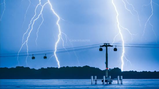 El fotógrafo Gabriel Quirola, conocido como el "cazador de tormentas", captó una cortina de rayos cayendo sobre el río Guayas y la Isla Santay, la madrugada del 26 de octubre de 2026 en Guayaquil.