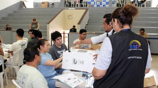En la delegación electoral del Guayas un grupo de integrantes de las Juntas Receptoras del Voto llegaron a la capacitación el 25 de octubre de 2026.