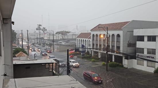 Un intensa lluvia se registra la tarde de este 26 de octubre de 2026 en Guayaquil.