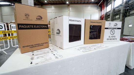 El CNE presentó el 26 de octubre de 2026 los elementos que conforman el paquete electoral, entre ellos los biombos con un nuevo diseño.