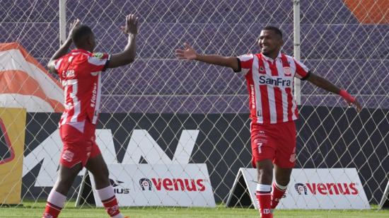 Jugadores de Técnico Universitario celebran un gol ante Mushuc Runa por la Fecha 4 del hexagonal del descenso, el lunes 26 de octubre de 2026, en Ambato.