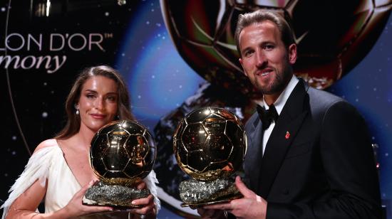 Alexia Putellas y Harry Kane posan con sus balones de oro obtenidos este lunes 26 de octubre de 2026 en el London Palladium de la ciudad de Londres.