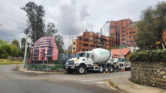 Vista de un edificio en construcción en Cuenca.