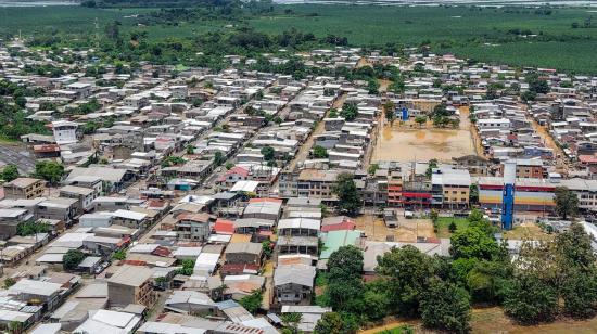 Inundaciones en la parroquia Tenguel, tras el desbordamiento del río del mismo nombre.