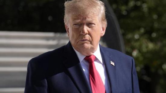 Donald Trump habla con la prensa antes de abordar el Marine One, en la Casa Blanca, el 25 de octubre de 2026.