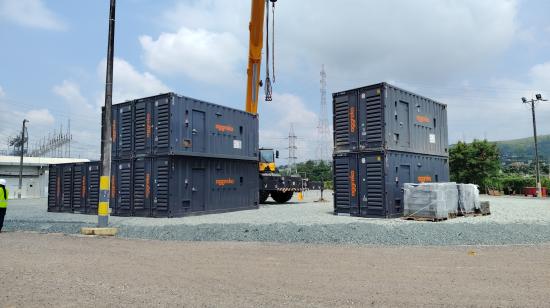 Instalación de equipos de generación térmica alquilada en Pascuales, en el norte de Guayaquil.