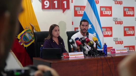 Carolina Lozano, secretaria Nacional de Gestión de Riesgos, y Roberto Luque, ministro de Infraestructura, en la rueda de prensa de este 27 de octubre de 2026.
