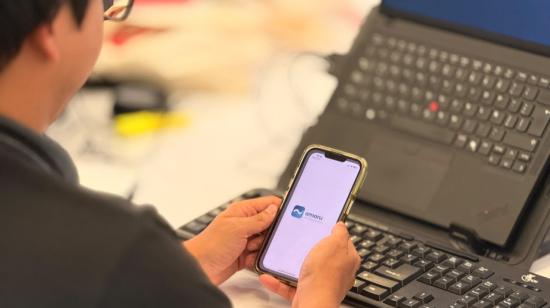 Una persona con la aplicación de Amaru en su celular, 27 de octubre de 2026.
