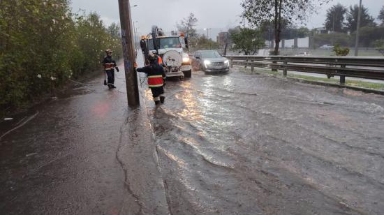 Bomberos de Quito atienen una emergencia en la Ruta Viva por las fuertes lluvias, el 18 de octubre de 2026.