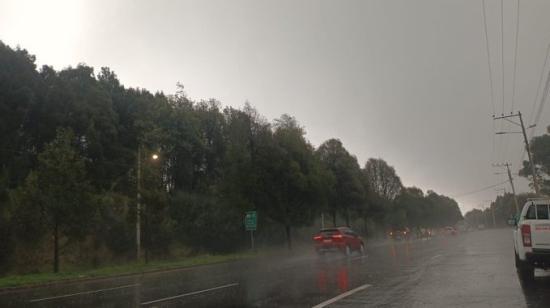 Lluvias en la avenida Simón Bolívar, Quito, 27 de octubre de 2026.