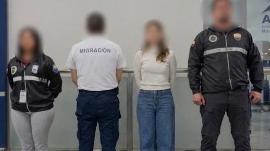 Detienen a ecuatoriana con visa de Estados Unidos falsa en el aeropuerto de Quito