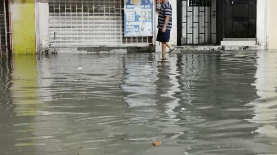 Un ciudadano camina en medio de una inundación en Sauces, Guayaquil, el lunes 26 de octubre del 2026.