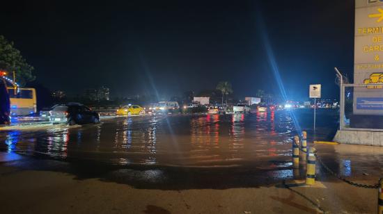 La avenida Benjamín Rosales, en Guayaquil, registra acumulación de agua por marea alta el 27 de octubre de 2026.