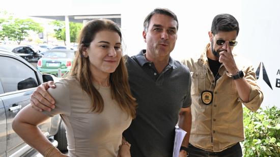 Flávio Bolsonaro y su esposa Fernanda, llegan a Brasilia, el 23 de octubre de 2026.