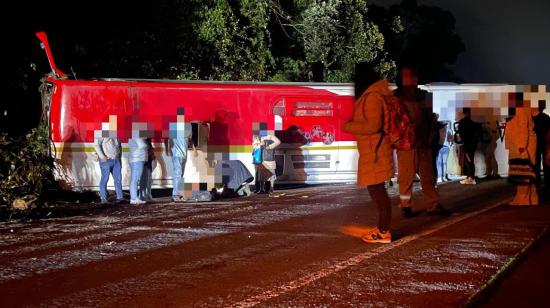 Un bus de transporte público se volcó en la vía Loja-Saraguro en un nuevo accidente de tránsito en Ecuador, el 28 de octubre de 2026.