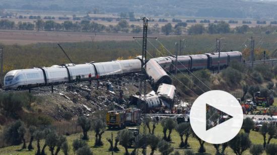 El accidente involucró a dos trenes de alta velocidad y dejó decenas de heridos. El Gobierno español anunció una investigación para determinar qué ocurrió y establecer posibles responsabilidades.
