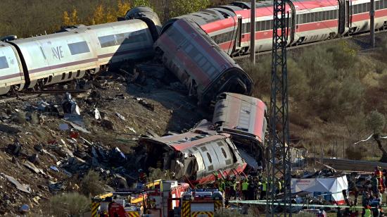 Los servicios de emergencia trabajan en el lugar de una colisión entre dos trenes de alta velocidad en España, 28 de octubre de 2026.