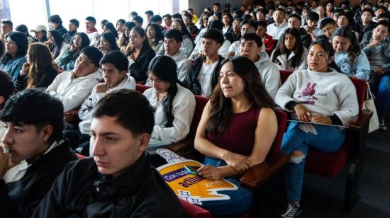 Beneficiarios del programa Jóvenes en Acción, en una charla dictada el 26 de septiembre de 2026.