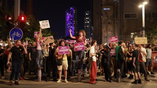 Activistas de izquierda israelíes portan pancartas durante una protesta en Tel Aviv, el 28 de octubre de 2026, un día después de las elecciones legislativas en ese país.