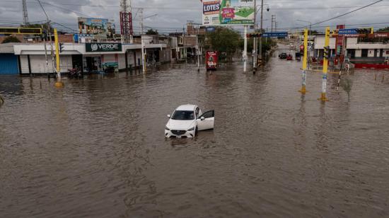 Imagen aérea que muestra un vehículo en una calle inundada, en Piura, Perú, 20 de octubre de 2026..