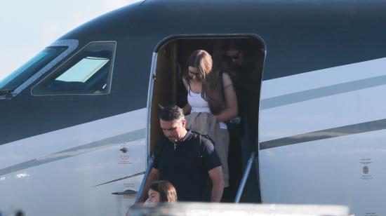 El candidato presidencial brasileño Flavio Bolsonaro (centro) llega al Aeropuerto Ejecutivo Miami-Opa Locka junto a su familia el 28 de octubre de 2026 en Miami, Florida.