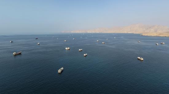 Vista aérea muestra barcos petroleros anclados frente a la costa de Khasab, cerca del estrecho de Ormuz, el 2 de octubre de 2026.