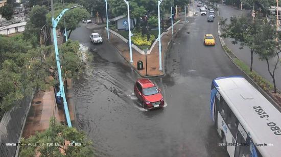 Calles permanecían inundadas por marea alta en Guayaquil el 28 de octubre de 2026.