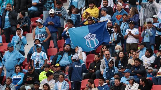 Hinchada de Macará presente en el partido frente a Liga de Quito, en el estadio Rodrigo Paz Delgado, el 25 de octubre de 2026.