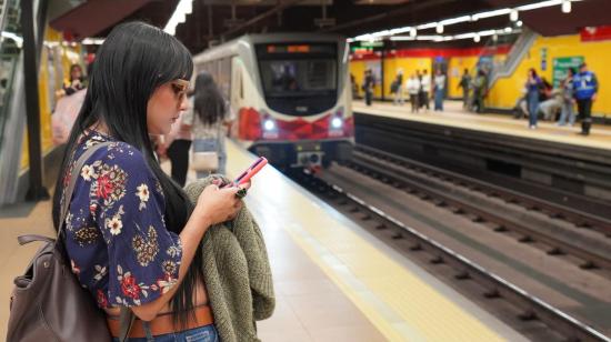 Una usuaria del Metro de Quito espera abordar unos de sus trenes en octubre de 2026.