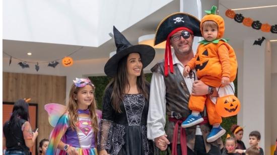Imagen de referencia de una familia en un centro comercial en Quito durante Halloween, 23 de octubre de 2026.