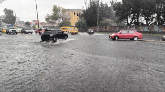 Fuertes lluvias en la avenida Mariscal Sucre, norte de Quito, este 29 de octubre de 2026.