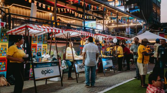 Imagen referencial de varias personas en plaza Guayarte, norte de Guayaquil, previo al feriado de noviembre de 2026.