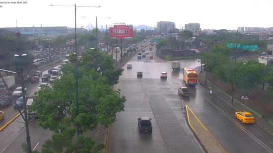 Una lluvia leve cae en la autospita Narcisa de Jesús, en Guayaquil, el 29 de octubre de 2026.