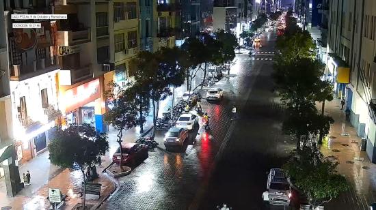 Calzada mojada por lluvias en la avenida 9 de Octubre y Rumichaca, centro de Guyaquil, el 29 de octubre de 2026.