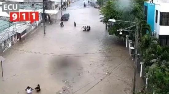 Una calle anegada por las lluvias en sector de Colinas De La Florida, al noroeste de Guayaquil, el 26 de octubre de 2026.