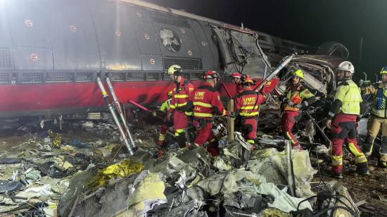 Esta imagen, extraída de un vídeo difundido el 29 de octubre de 2026, muestra a miembros de la Unidad Militar de Emergencias (UME) de España preparándose para retirar los vagones dañados tras la colisión entre dos trenes.