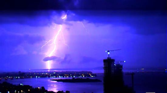Vista de la tormenta eléctrica en Guayaquil, en el Cerro del Carmen, el 29 de octubre de 2026.