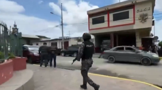 Policías y fiscales acuden para un allanamiento al Cuerpo de Bomberos de Santa Elena el 29 de octubre de 2026.