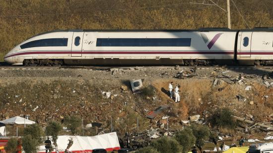 Investigadores trabajan en la zona del choque de dos trenes de alta velocidad en Urda, Toledo, España.