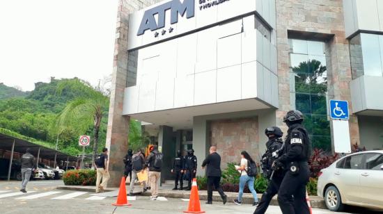 Fotografía de agentes de la Fiscalía y de la Policía Nacional durante la intervención en las instalaciones de la ATM, en Guayaquil, este 30 de octubre.