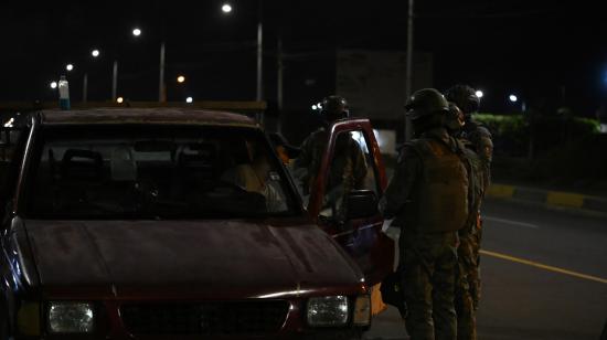 Militares chequean a un conductor en Manta, en el anterior toque de queda en Manabí, Ecuador, el 11 de septiembre de 2026.