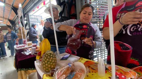 Comerciantes del Mercado 3 de Noviembre de Cuenca comparten la colada morada, en un evento realizado este 30 de octubre de 2026.